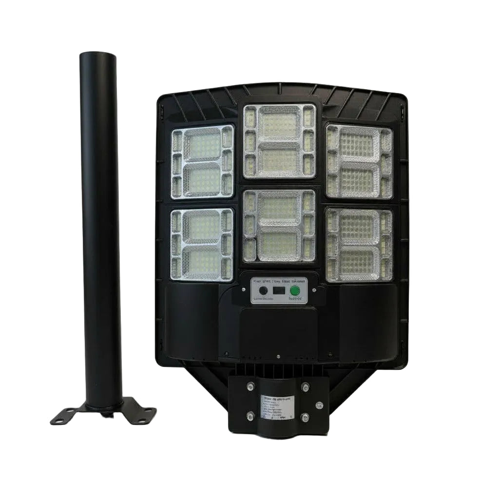 Lámpara solar LED para exterior con panel solar integrado y soporte metálico, color negro.