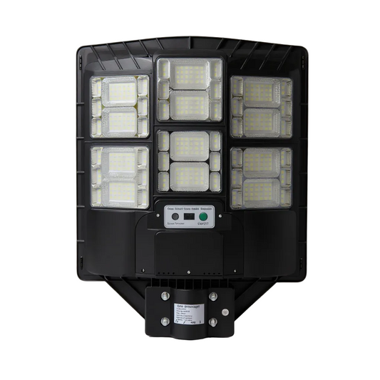 Lámpara solar LED instalada en pared para iluminación exterior en jardín o entrada.